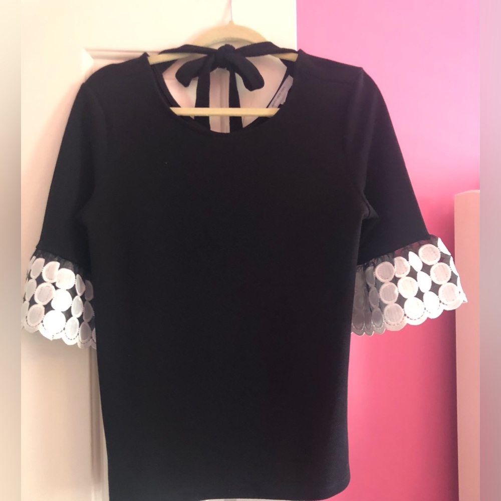 Never worn black pique material top with great details. 95 poly/5 span